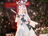 [Cosplay] lunananya 圣园未花 [24P-215MB]