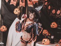 [Cosplay] Leader Bai Yizi 萌妹白易子教主 - Halloween Witch 万圣节魔女