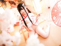 [Cosplay] 胡桃猫Kurumineko & 十万珍吱伏特 - 巫女&僵尸