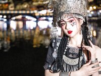 [Cosplay] 瓦斯塔亚小龙虾 苗疆女子 [18P-333MB]