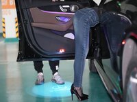[XR] 谭小灵 - 秀人网模特 车震剧情套图+小画家剧情视频