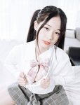 【JVID】 – 婕咪 雙馬尾女孩想在學長的胯下依偎，四点全露