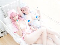 [COSPLAY] 皮皮奶&周叽是可爱兔兔 - 粉蓝护士 [77P8V-725MB]
