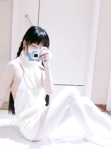 [COSPLAY] 西尔酱 露背毛衣