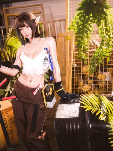 [COSPLAY] 阿包也是兔娘 - 06月舰长 明日方舟 森蚺 [33P-507MB]