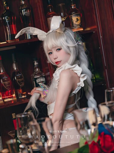 [Cosplay] 咬一口兔娘 恶毒酒吧