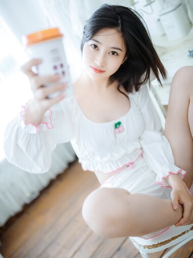 [Cosplay] 年年 – 爱吃棒棒糖的少女