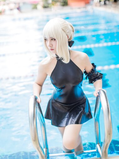 [Cosplay] 秋山AkI 水着黑SABER