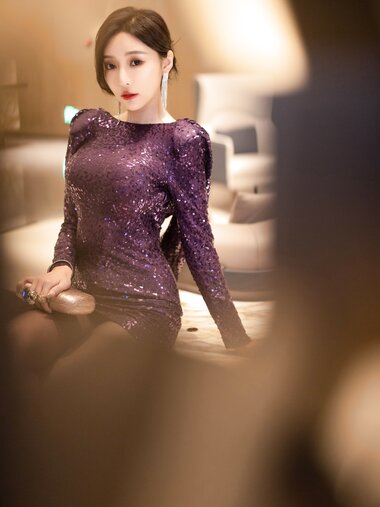 [Cosplay] 王馨瑶 紫色亮片大露背