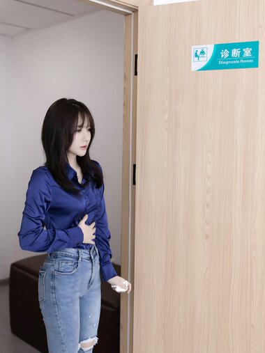 Hot 鱼子酱色医生的病患写真