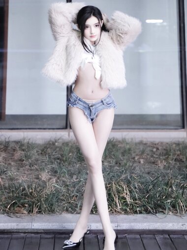 [Cosplay] 龙雪儿 牛仔短裤