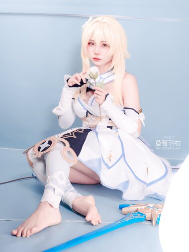 [Cosplay] 草莓羽衣 – 旅行者调研 [67P2V-3.05G]