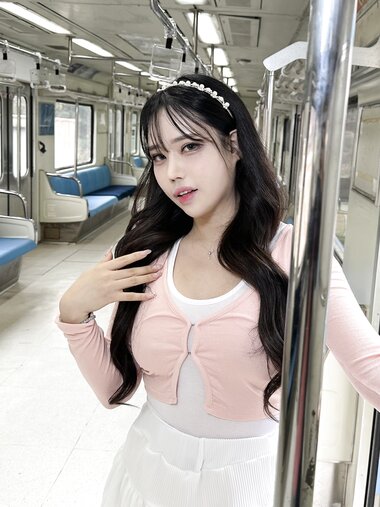 [UHHUNG MAGAZINE] Hani (하니) - The Girlfriend on The Subway