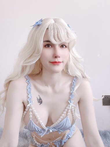 [Cosplay] 鹿八岁 金发可爱女孩