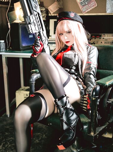 [Cosplay] 半半子 NIKKE 拉毗