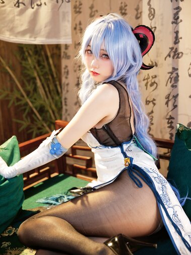 [Cosplay] 屑雪雪鸭 – 甘雨青花瓷旗袍[50P-199MB]