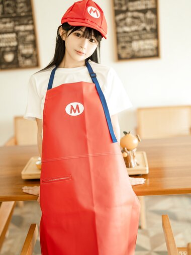 [Cosplay] Sakurai Ningning 桜井宁宁 - Mario apron 马里奥围裙