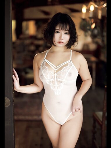 FRIDAY GOLD ツジ・ルイス 大迫力 H乳完全ヌード!!
