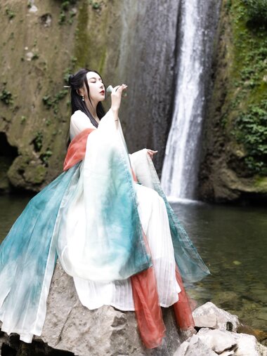 [Cosplay] 王馨瑶Yanni 绿色古装 瀑布