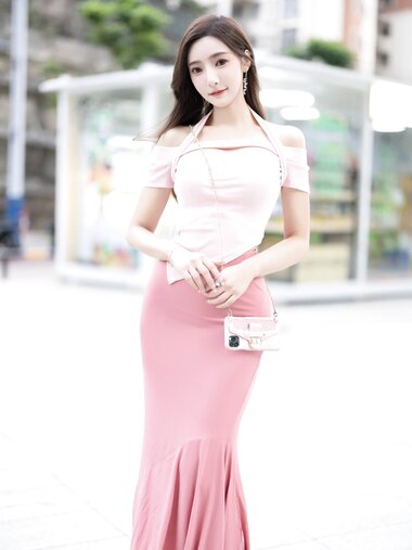 [Cosplay] 王馨瑶Yanni 粉色上衣加半身裙配小奶牛