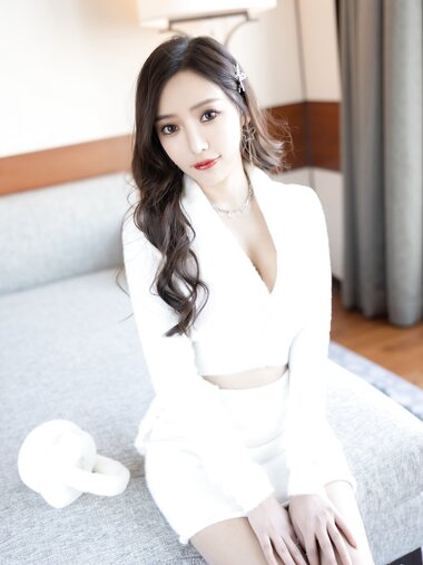 [Cosplay] 王馨瑶Yanni 白色套装圣诞女郎