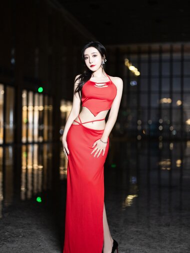 [Cosplay] 王馨瑶Yanni 红色裙子拼杏色毛毛情趣