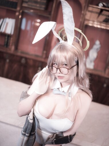 [Cosplay] 阿半今天很开心 蔚蓝档案 室笠茜 兔女郎