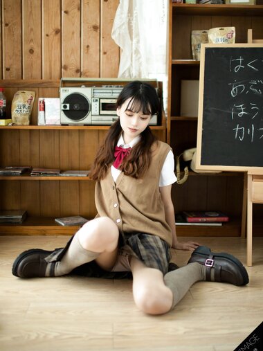 [COSPLAY] 劳小白 – 校服jk [29P4V164MB]