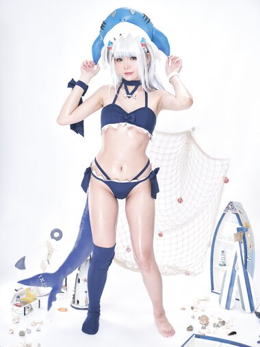 [Cosplay] ZinieQ Hololive Gawr Gura Swimsuit