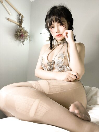 [Cosplay] Qiyuemiaozi 七月喵子 - Transparent grey torn socks 透明灰撕袜