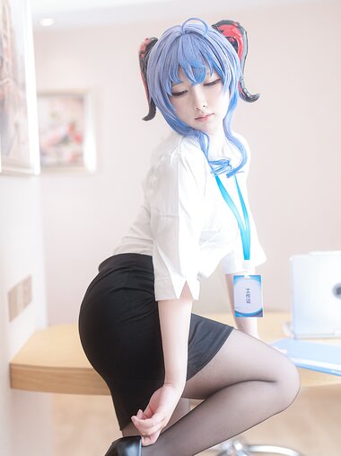 [Cosplay] Eriri 樱梨梨 - Ganyu Secretary 甘雨秘书