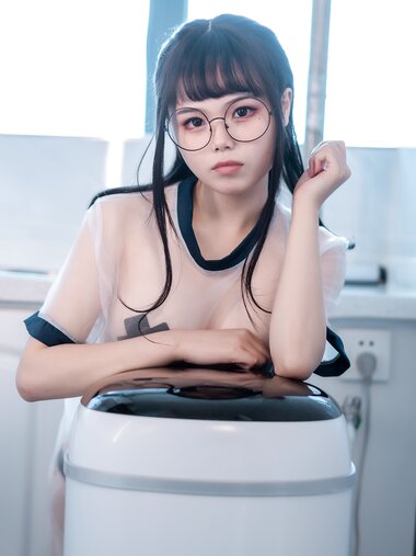 [Cosplay] Qiyuemiaozi 七月喵子 - Yogurt glasses girl 酸奶眼镜娘
