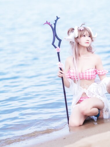 [Cosplay] 三度 69 — 小羊泳装