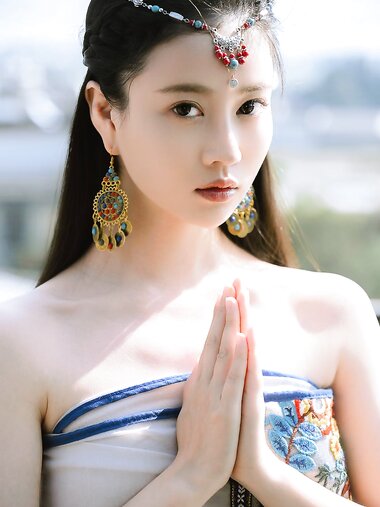 [Cosplay] 年年 - 云端 [48P-4.53MB]