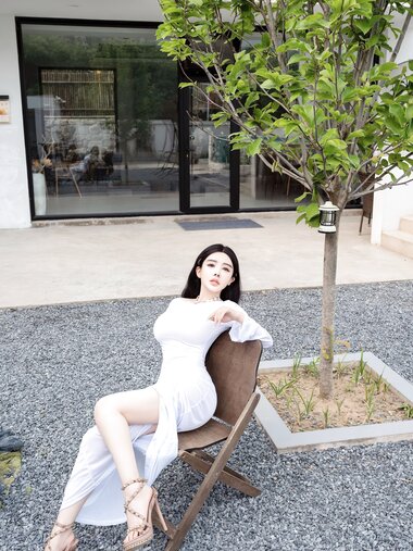 [XR Uncensored] 潘思沁 - R18 秀人网模特 庭院中的春色