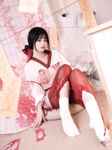 [Cosplay] 星黛鹿鹿(千反田鹿鹿) - 祈福巫女