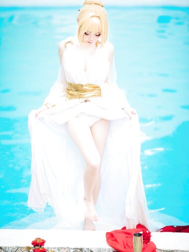 [Cosplay] 焖焖碳 FGO 尼禄睡裙