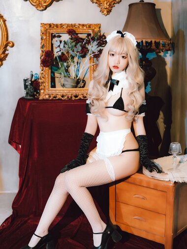 [Cosplay] 柒柒要乖哦 比基尼女仆 [34P-378MB]