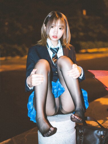 [Cosplay] 柒柒要乖哦 深夜公园JK [35P-311MB]