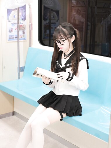 [Cosplay] 可可小白兔 電車上の女高中生