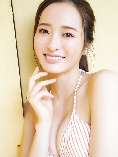 FRIDAY GOLD 神谷明采 女神の初ビキニ