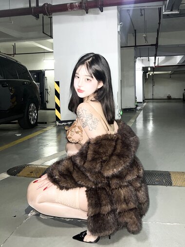 [Cosplay] 小u优优子 貂皮大衣