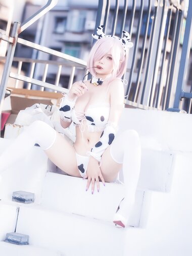 [Cosplay] 末夜787 舰长-牛牛厨娘 [64P4V-1.68GB]
