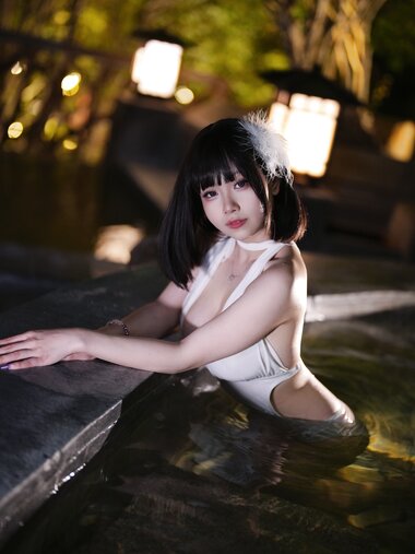 [Cosplay] 末夜787 夏日白色泳装 [23P1V-743.85MB]
