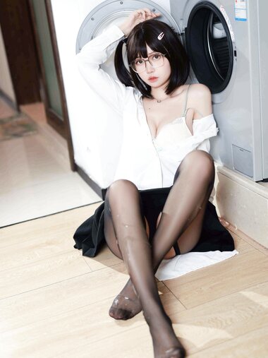 [Cosplay] 洛桑w伊梓 眼镜妹妹[32P-307.8M]