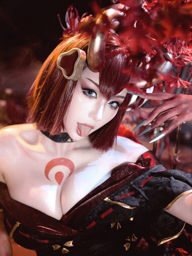 [Cosplay] 瓦斯塔亚小龙虾 猩红之月伊芙琳 [12P-265MB]
