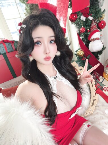 [Cosplay] rioko凉凉子 2025圣诞特别篇 [56P8V-1GB]