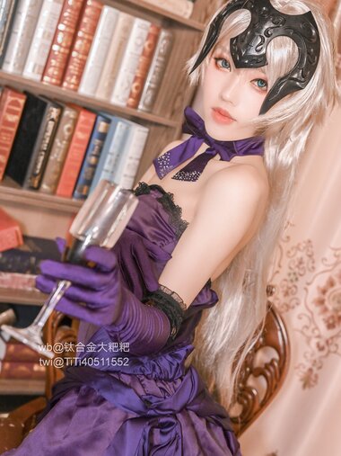 [Cosplay] 钛合金TiTi - 醉酒贞德