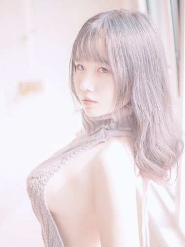 [Cosplay] 阿半今天很开心 露背毛衣 [28P-157MB]