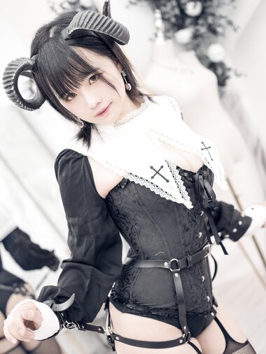 [Cosplay] 阿半今天很开心 束缚恶魔 [34P-93MB]